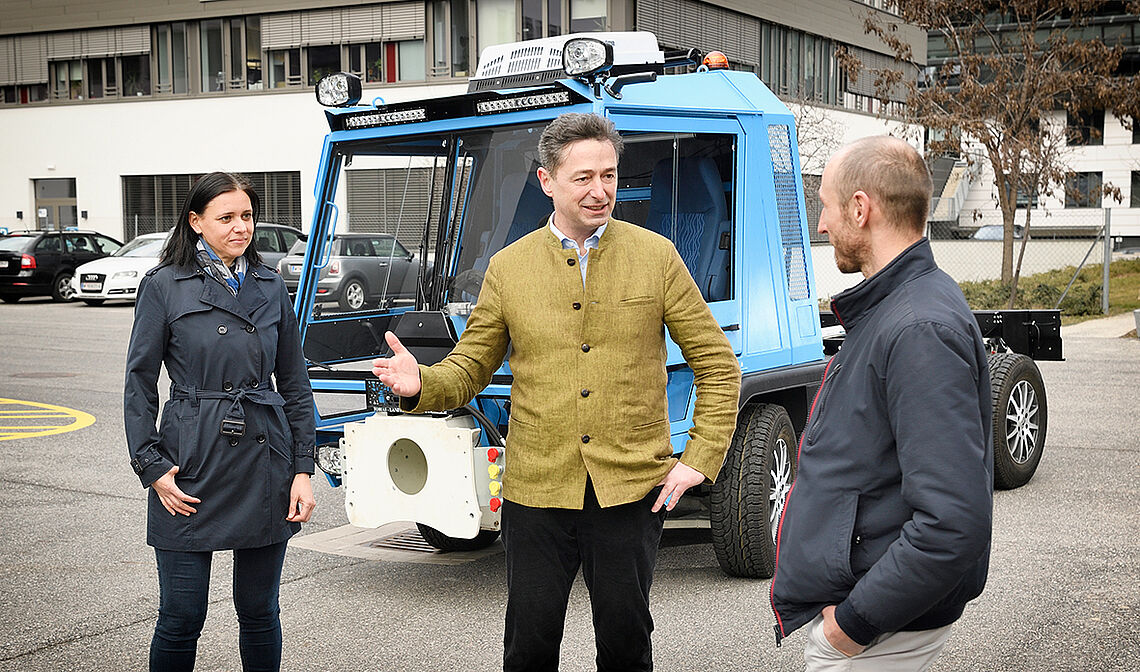 Christian Chimani, Leiter des AIT Center for Low-Emission Transport erklärt vor dem EMPA-Trac