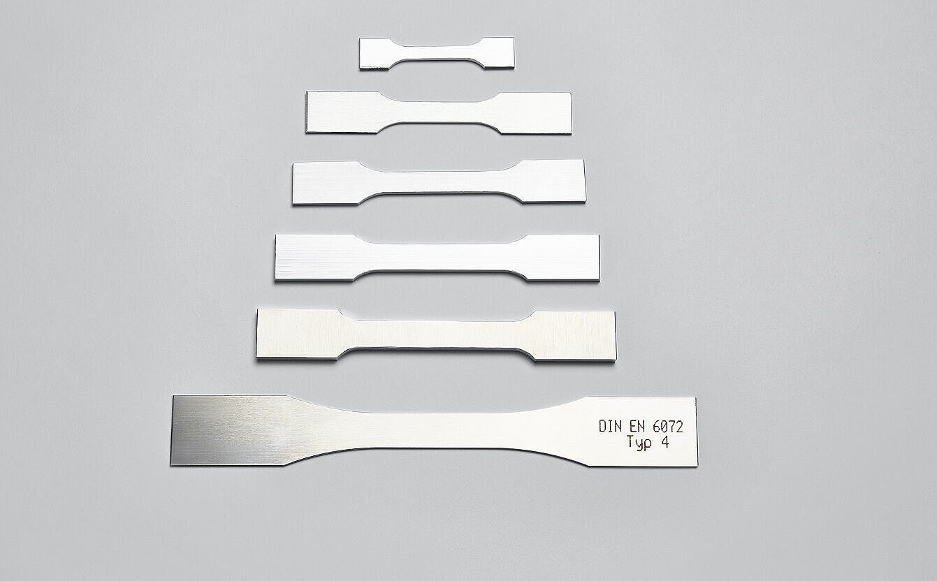 intakte Zugproben in verschiedenen Größen auf weißem Hintergrund