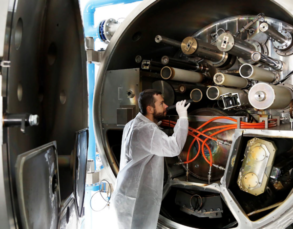 Man inspecting  photovoltaic production copyright Sunplugged  