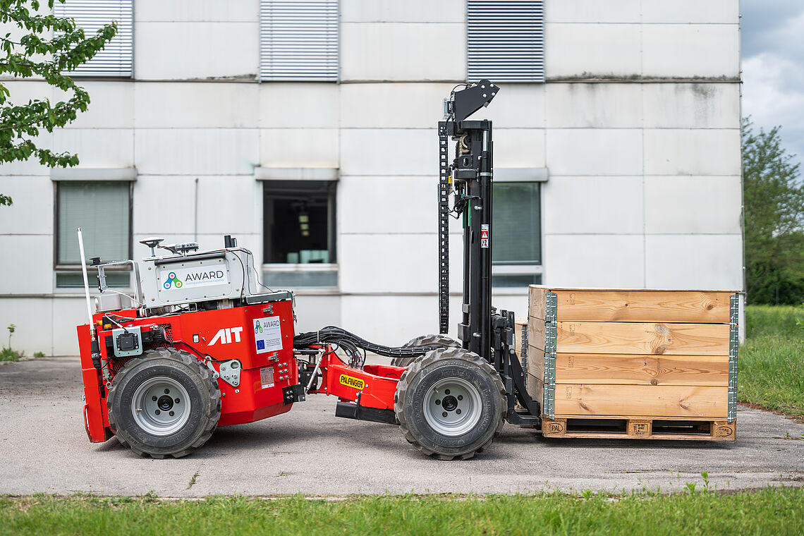 Automated forlkift lifts palettes at the live demonastration at the Large Scale Robotics Lab in Seibersdorf Copyright AIT tm-photography.at