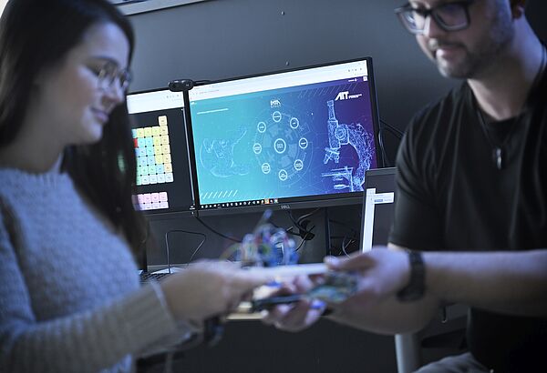 Zwei Forscher:innen vor dem Bildschirm