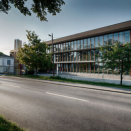 hölzernes Gebäude hinter einer Straße