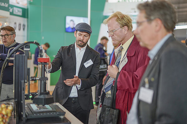 Laurin Ginner erklärt 3D Mikroskop auf der Messe Control