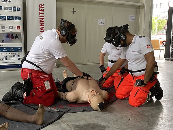 Notfallsanitäter:innen trainieren in Mixed Reality