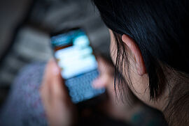 Frau mit Handy (Credit: AIT/Getty Images)