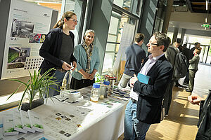 Informationsgespräch an einem Messestand