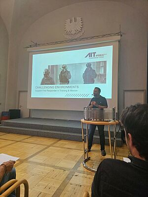 Jakob Uhl, PhD Kandidat am AIT Center for Technology Experience, präsentierte Ergebnisse und die aktuelle Forschung rund um Biosignal- und Stressmessung im Projekt MED1stMR.