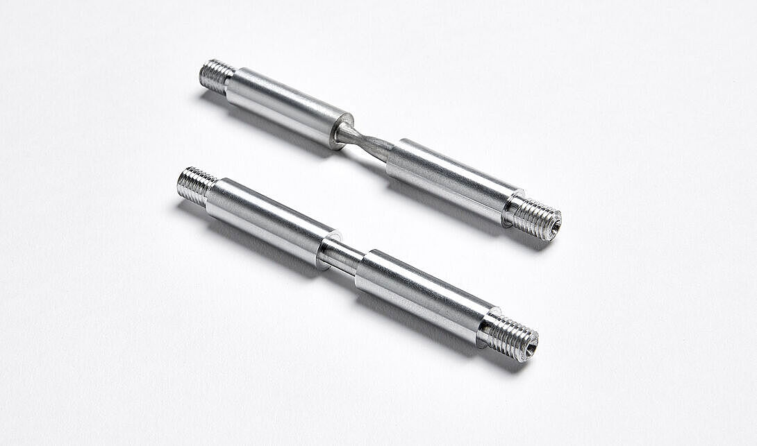 intakte und verbrauchte Zugprobe auf weißem Hintergrund