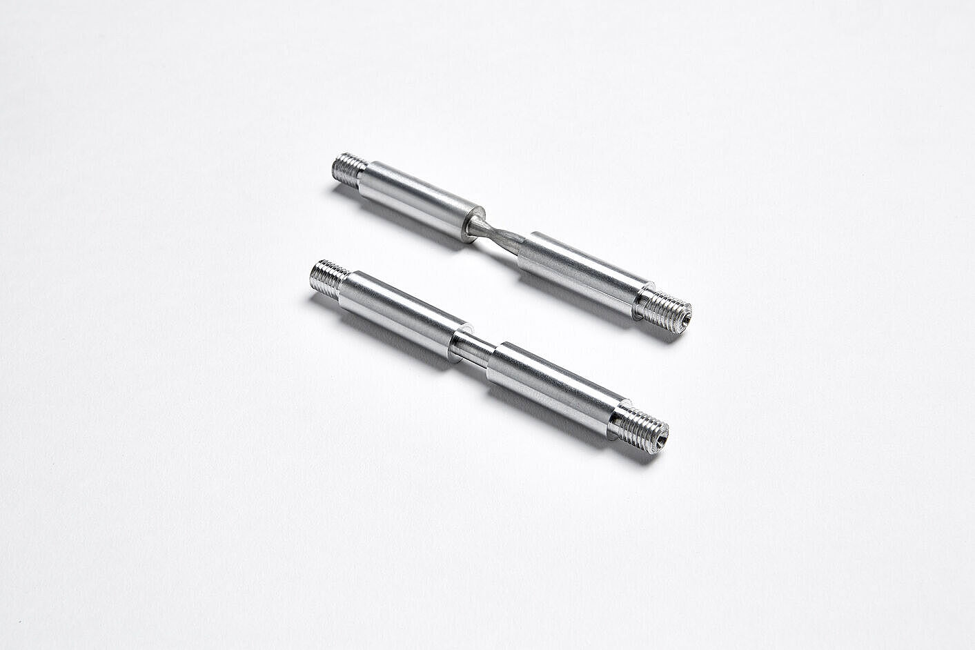 intakte und verbrauchte Zugprobe auf weißem Hintergrund