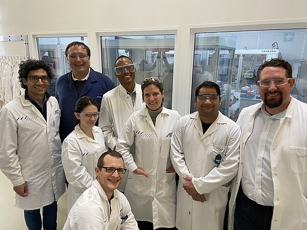 Von links nach rechts: Yuri Surace (Senior Scientist, AIT), Igor V. Barsukov (Manager, Business Development, AETC), Larisa Lucut (Technician, AIT), Andreas Gigl (Senior Technician, AIT), Damian Cupid (Thematic Coordinator for Battery Materials & Characterization, Senior Scientist, AIT), Katja Fröhlich (Head of Competence Unit, AIT), Irshad Mohammad (Scientist, AIT), Justen Beffa (Vice President of Operations, ACP Technologies, LLC, St. Clair Shores, MI, USA, AETC's raw material vendor).
