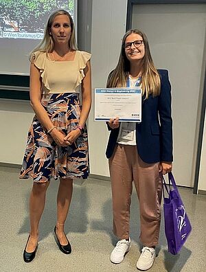 Vanessa Staderini holding certificate, next to her Katharina Krösl, VRVis