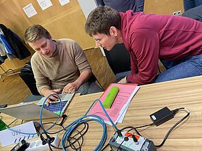 TeilnehmerInnen der Konferenz beim sog. Plugfest beim Testen der Kompatibilität von Computern und Cameras