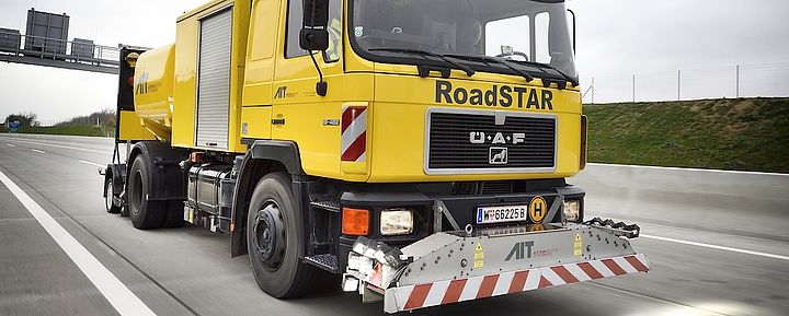 Foto des RoadSTAR - ein großer gelber LKW