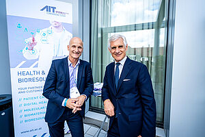 Zwei Personen vor AIT Health and Bioresources Display