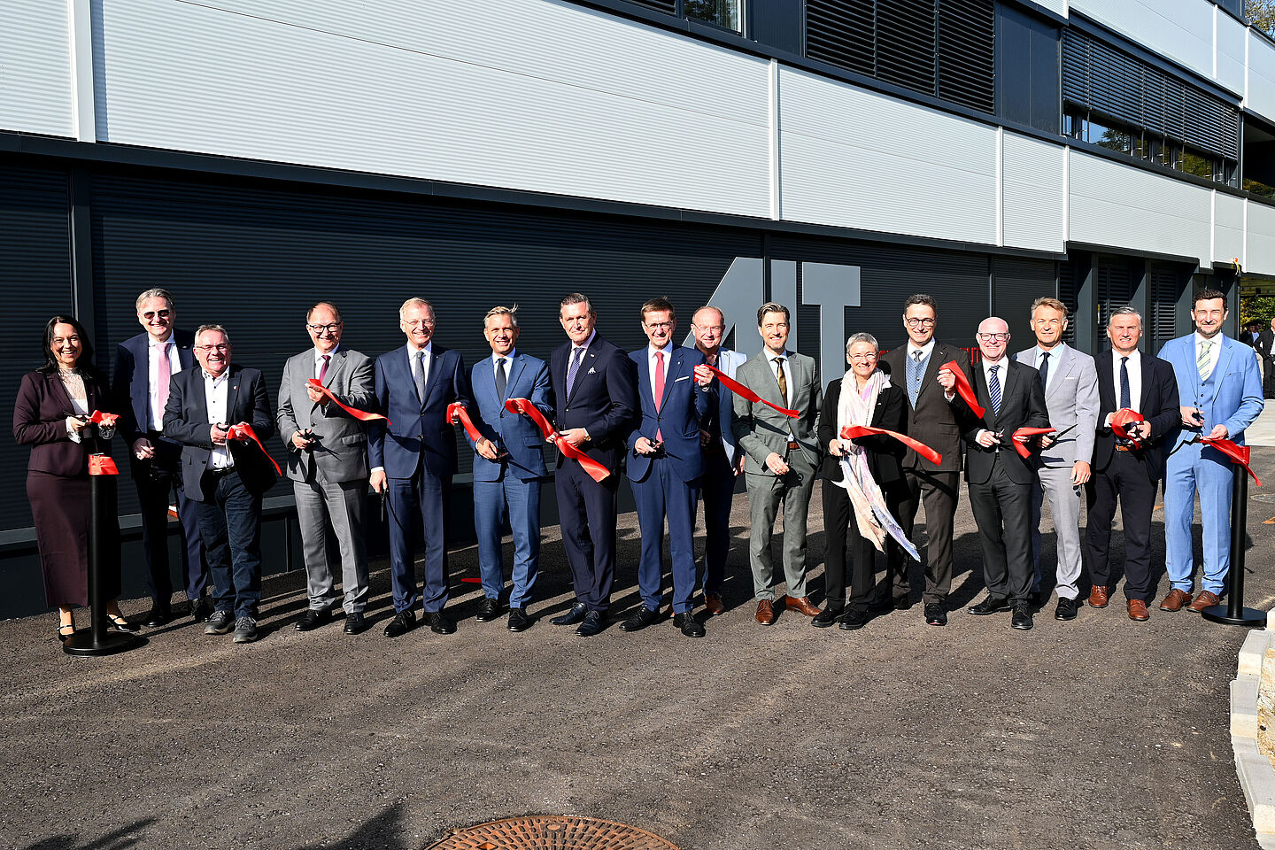 LKR-Eröffnung (c) AIT APA-Fotoservice Franz Neumayr Personen von links: Carina Schlögl (LKR-Prokuristin), Andreas Kugi (AIT-GF), Johann Prillhofer (Bgmst. Neukirchen a.d.E.), Martin Winker (Landesrat), Thomas Stelzer (LH-Oberösterreich), Wolfgang Hattmannsdorfer (Wirtschaftsminister), Peter Hanke (Innovationsminister), Markus Achleitner (Landesrat), Johannes Waidbacher (Bgmst. Braunau), Alexander Svejkovsky (AIT-GF), Brigitte Bach (AIT-GF), Christian Chimani (LKR-GF), Peter Schwab (AIT-Aufsichtsratsvorsitzender), Werner Pamminger (Biz-Up-GF), Wilfried Enzenhofer (UAR-GF) und Stephan Ucsnik (LKR-Prokurist)