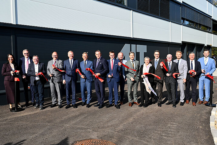 Personen von links: Carina Schlögl (LKR-Prokuristin), Andreas Kugi (AIT-GF), Johann Prillhofer (Bgmst. Neukirchen a.d.E.), Martin Winkler (Landesrat), Thomas Stelzer (LH-Oberösterreich), Wolfgang Hattmannsdorfer (Wirtschaftsminister), Peter Hanke (Innovationsminister), Markus Achleitner (Landesrat), Johannes Waidbacher (Bgmst. Braunau), Alexander Svejkovsky (AIT-GF), Brigitte Bach (AIT-GF), Christian Chimani (LKR-GF), Peter Schwab (AIT-Aufsichtsratsvorsitzender), Werner Pamminger (Biz-Up-GF), Wilfried Enzenhofer (UAR-GF) und Stephan Ucsnik (LKR-Prokurist)