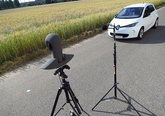 Noise measurement on a field road with passing car