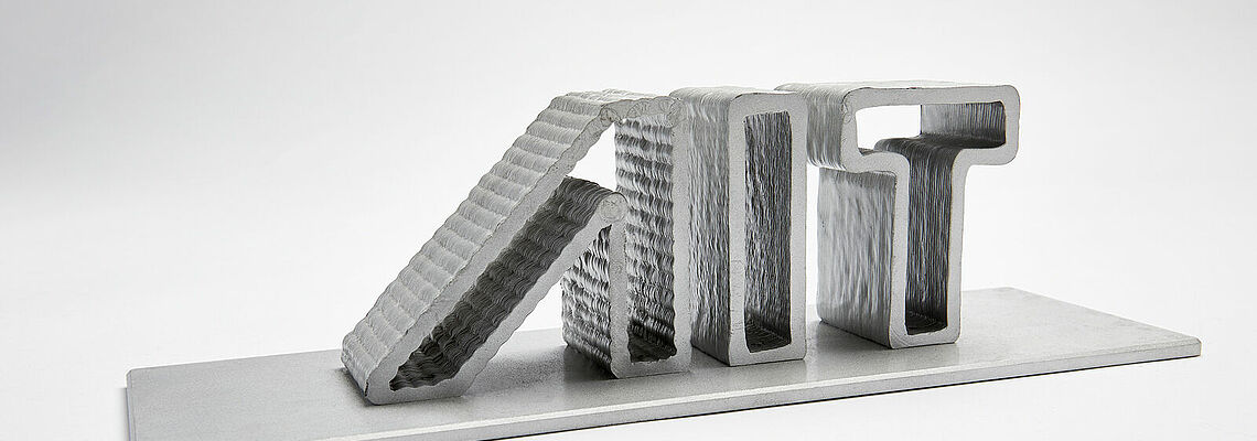 WAAM-Bauteil AIT Logo in 3D auf weißem Hintergrund