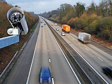 Themenbild Autobahn mit einer darauf gerichteten Verkehrskamera