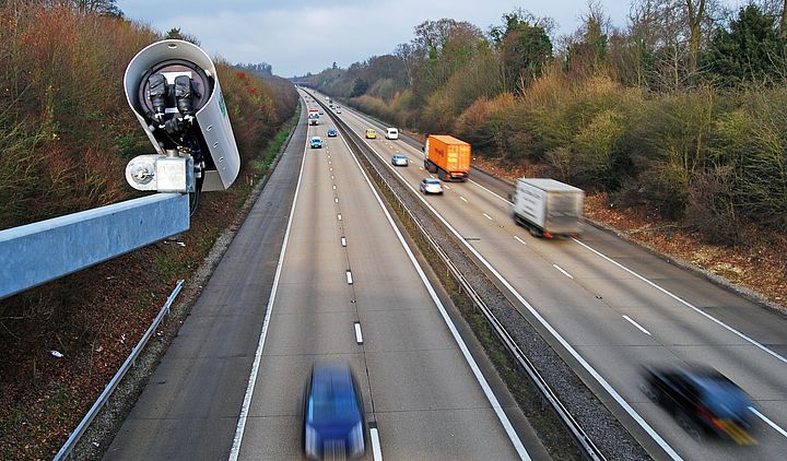 Themenbild Autobahn mit einer Verkehrskamera