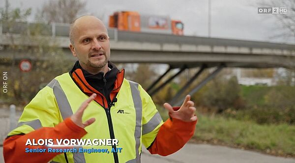 Alois Vorwagner vor Brücke