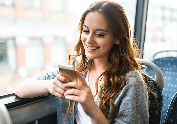 Themenbild Frau mit Smartphone