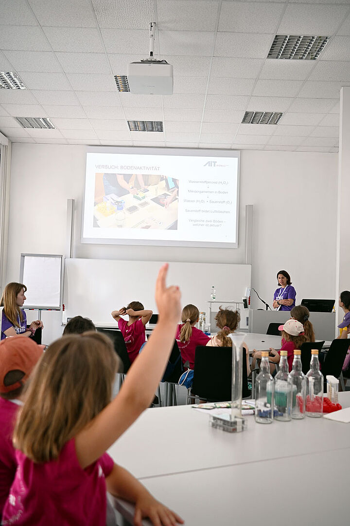 Kind zeigt auf während Präsentation