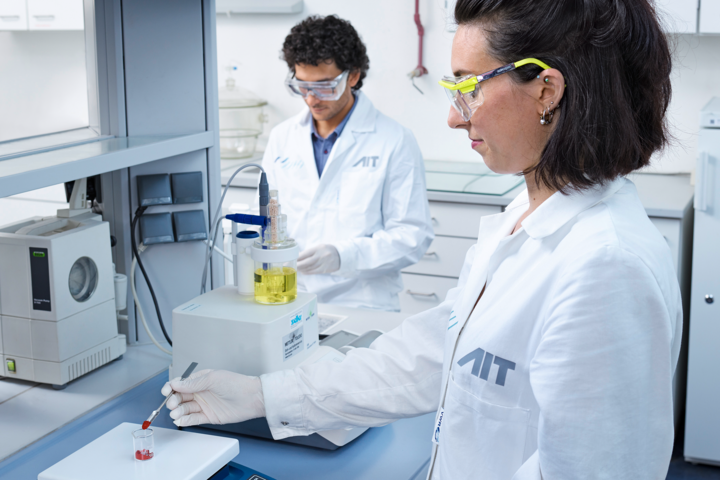 Forschende arbeiten im Battery Materials Lab