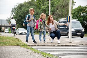 Schutzweg mit Kindern und Frau