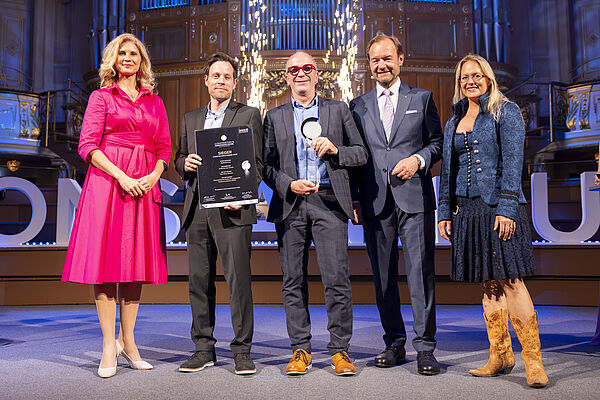 (v.l.n.r.): Marietta Babos (Jury-Vorsitzende), Michael Mürling (AIT), Nikolaus Dürk (X-Net), Alfred Harl (UBIT-Fachverbandobmann), Barbara Reinisch (Ehrenpräsidentin Constantinus Award 2024); (c)GEOPHO