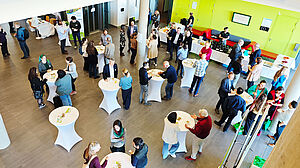Networking Event mit vielen Tischen und Catering von oben