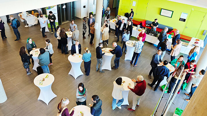 Networking Event mit vielen Tischen und Catering von oben
