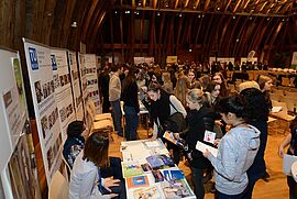 Ausstellung FIT Infotage 2017 Schülerinnen informieren sich bei verschiedenen technischen Ausstellern