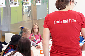 Aufsichtsperson mit Kinder Uni Tulln T-Shirt und Kinder