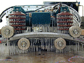 Maschine mit Schneezapfen bedeckt