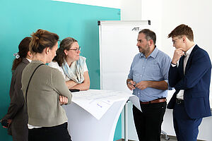 Kleingruppe bespricht Themen