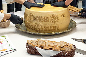 Käse mit Logo der Konferenz