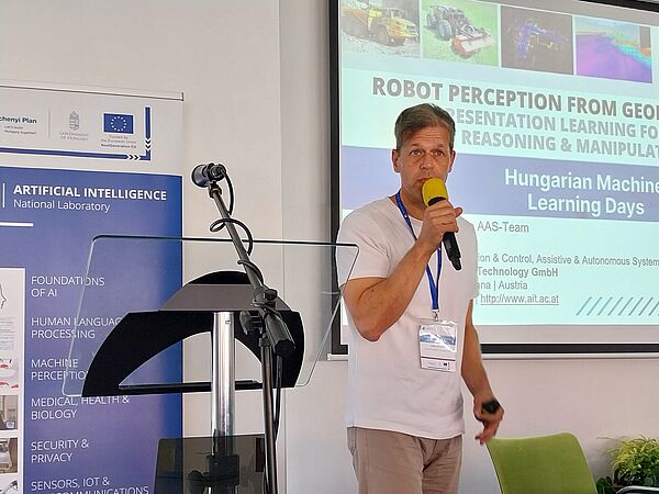 Senior Scientist Csaba Beleznai hält einen Vortrag auf der „Hungarian Machine Learning Days“ Konferenz.