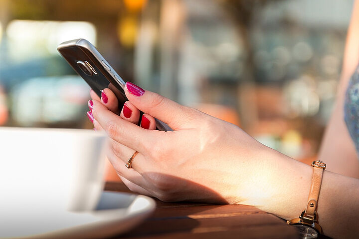 Smartphone mit Frauenhänden