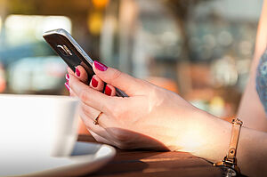 Smartphone mit Frauenhänden