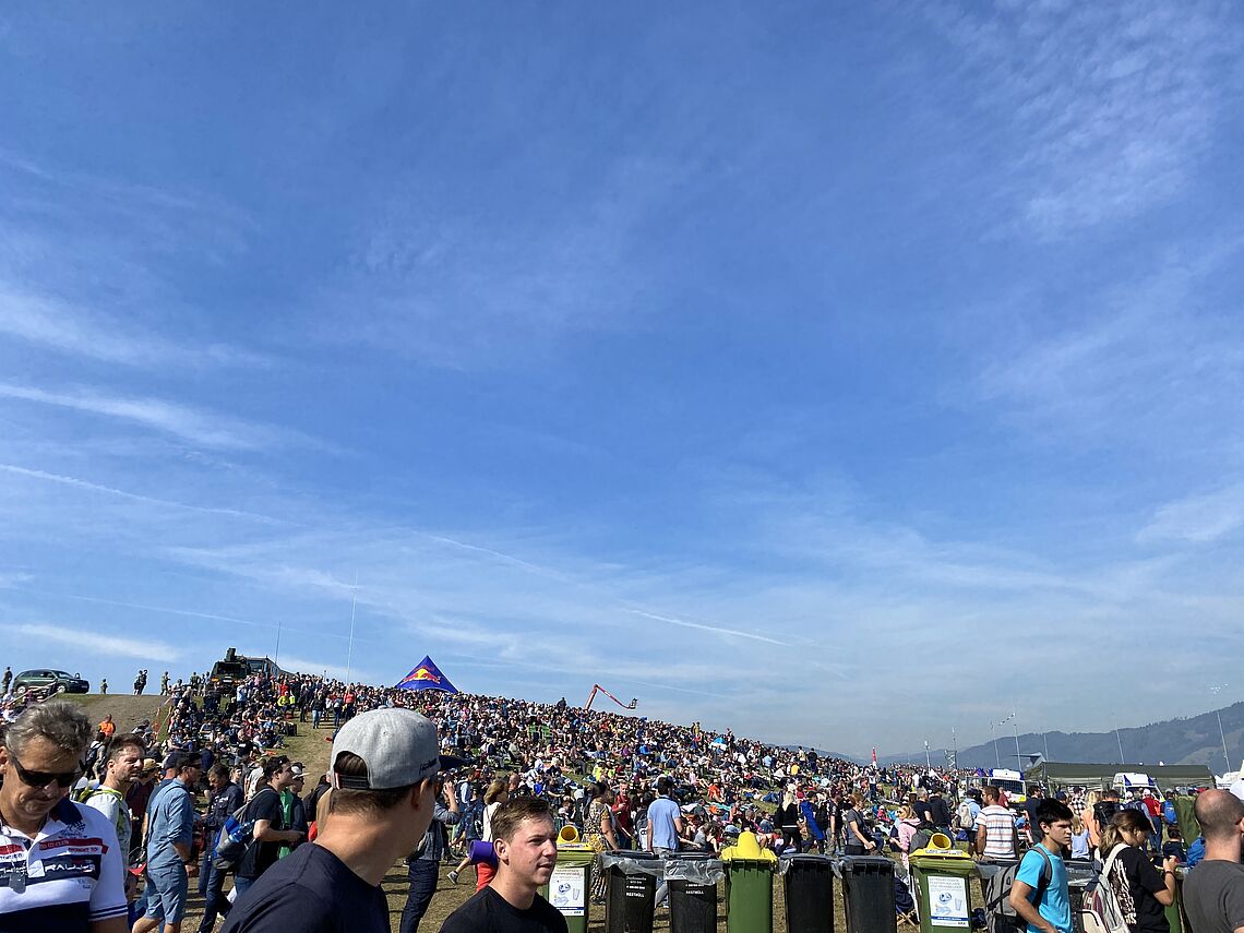 Zuseherinnen auf der Airpower bei schönem Wetter