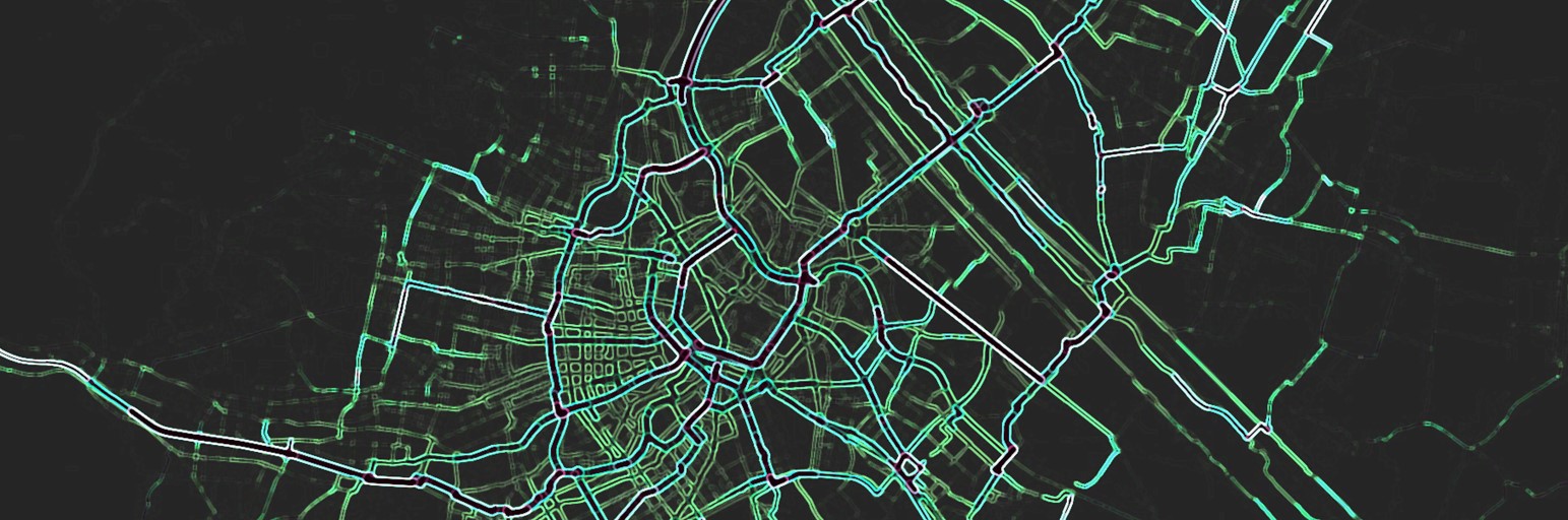 Auf schwarzem Hintergrund leuchtet in grün das Straßennetzwerk einer Stadt