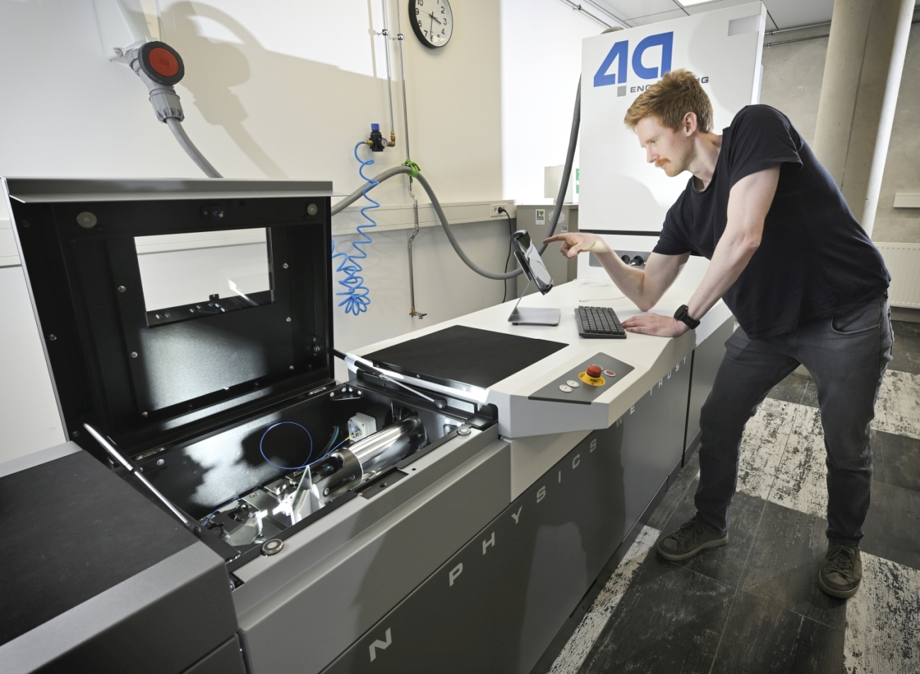 Linovis-Anlage mit Forscher