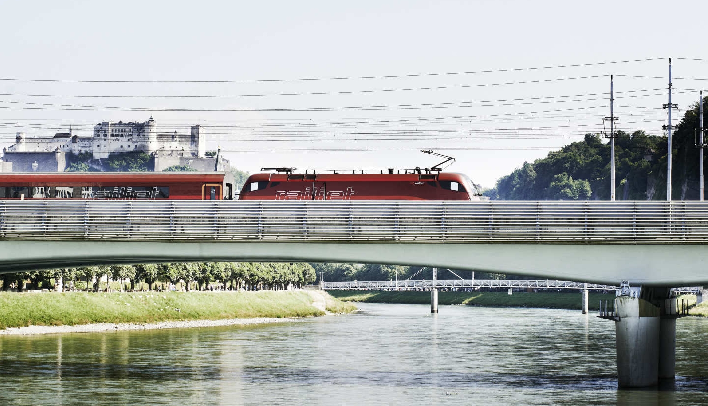 Railjet auf Brücke