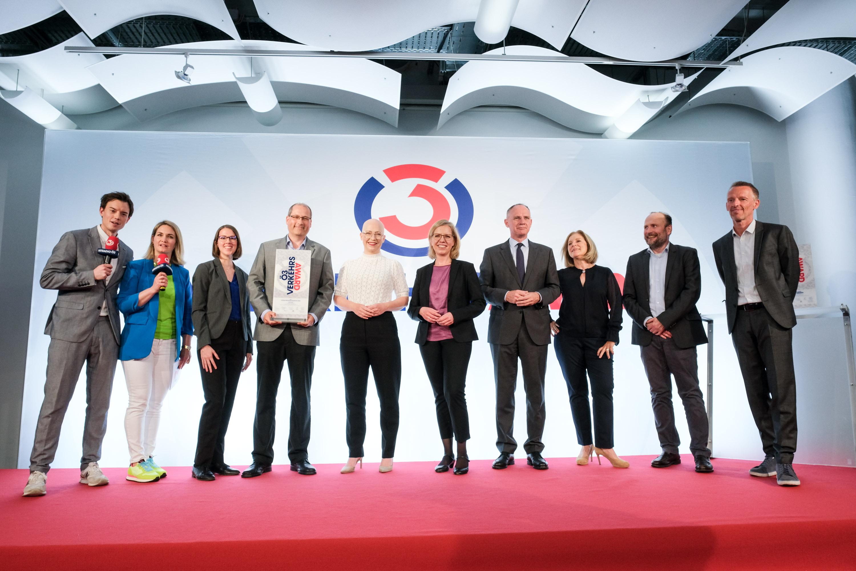 Philipp Hansa (Ö3), Gabi Hiller (Ö3), Andrea Schaub (AIT), Michael Aleksa (AIT), Anna Huditz (AIT), Klimaschutzministerin Leonore Gewessler, Innenminister Gerhard Karner, Ingrid Thurnher (ORF Radiodirektorin), Thomas Ruthner (Leiter Ö3-Verkehrsredaktion), Georg Spatt (Ö3-Senderchef)