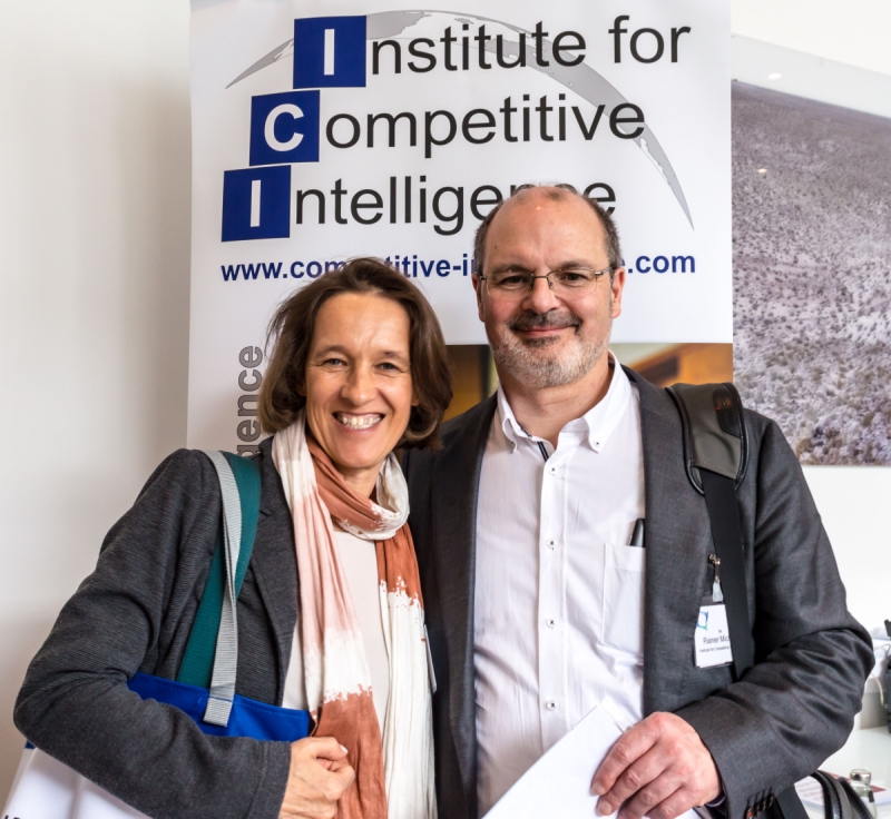 Nicole Schnait mit Rainer Michaeli, Direktor des Institute for Competitive Intelligence
