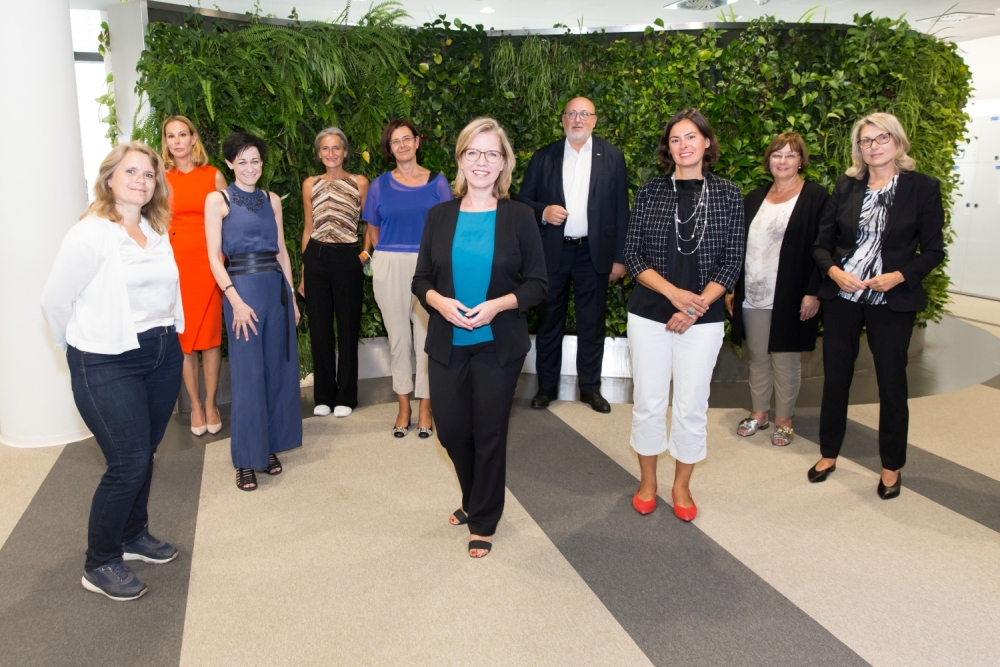 Gruppenfoto um Ministerin Gewessler