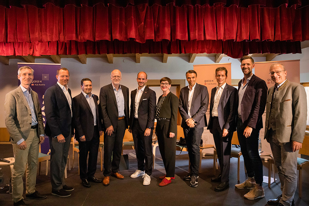 Die Teilnehmenden des Gaia-X Hub Austria Workshops in Alpbach (vlnr): Mario Drobics (AIT), Tobias Höllwarth (EuroCloud), Roland Fadrany (Gaia-X AISBL), Thomas Hahn (Siemens AG), Staatssekretär Florian Tursky (BMF), Sektionschefin Henriette Spyra (BMK), Jochen Borenich (K-Businesscom), Roland Sommer (Industrie Plattform 4.0), Christian Tauber (K-Businesscom), Helmut Leopold (AIT); Image Credit: EFA/Philipp Huber