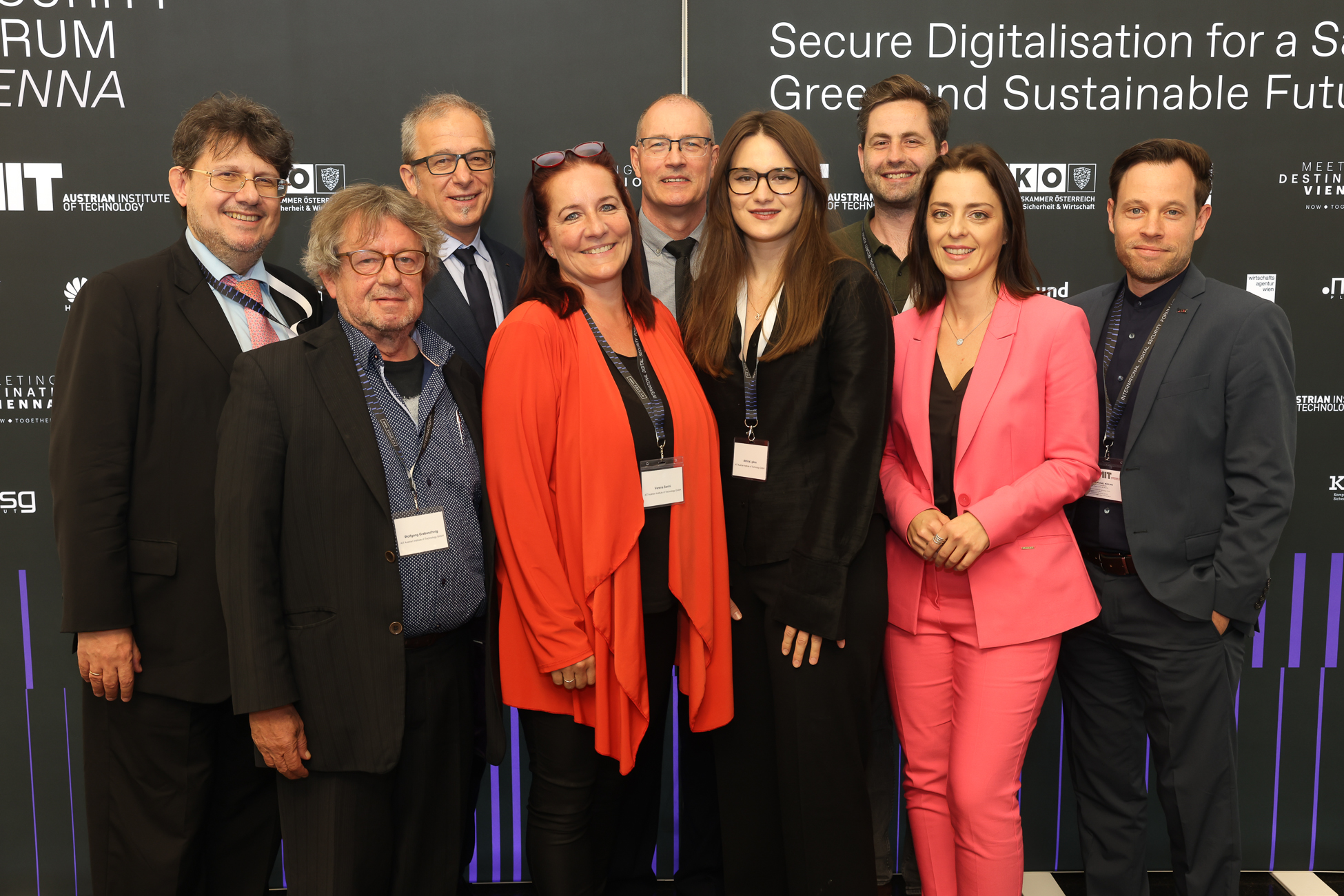 Das #IDSF22 Organisationsteam (vlnr): Philipp Agathonos (BMEIA), Wolfgang Grabuschnig (AIT), Helmut Leopold (AIT, Initiator IDSF), Verena Serini (AIT), Donald Dudenhoeffer (AIT), Athina Lykou (AIT), Roger von Laufenberg (VICESSE), Cornelia Ertl (Moderatoren Connection), Michael Mürling (AIT) (Image Credit: Katharina Schiffer)