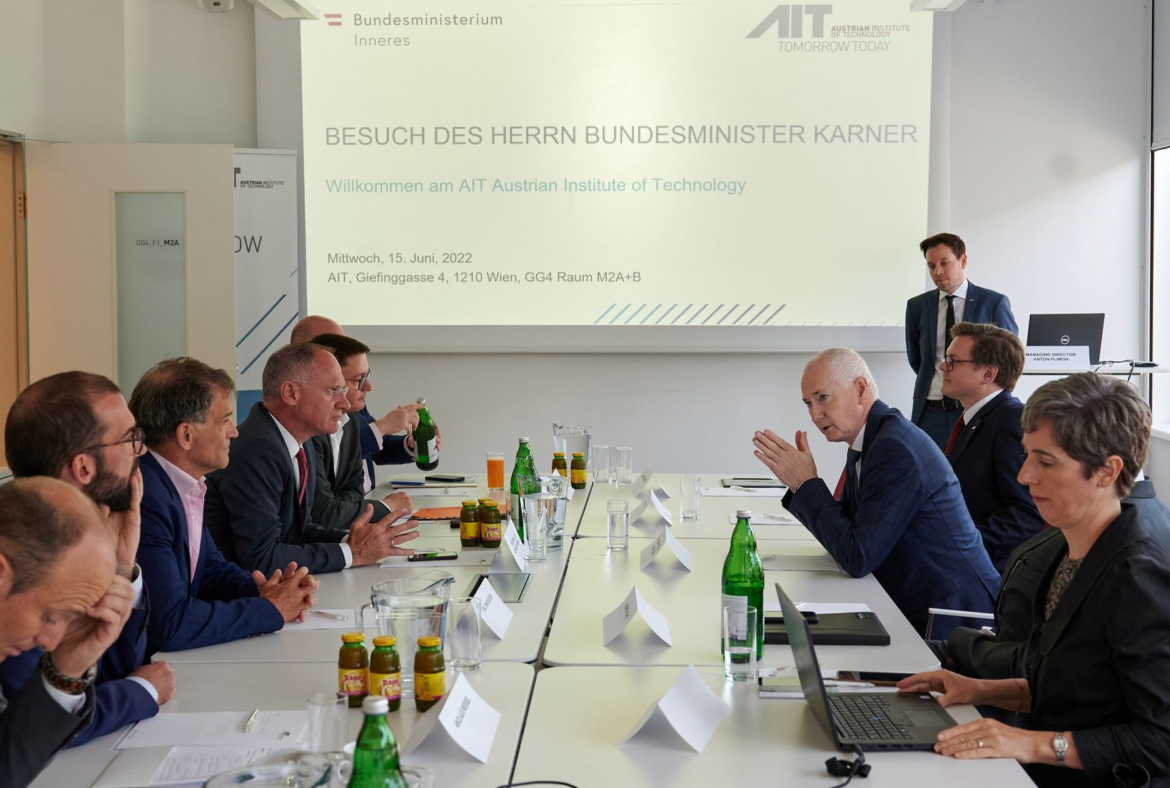 Auch Innenminister Gerhard Karner besuchte das AIT, um sich im Kontext des nationalen Aktionsplans Deepfake über neue medienforensische Werkzeuge zu informieren (Bildcredit: BMI/Karl Schober)